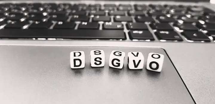 Würfel mit der Aufschrift ‚DSGVO‘ auf einer Laptop-Tastatur